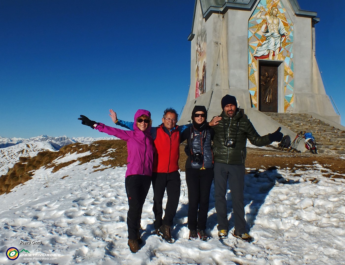 05 In vetta al Guglielmo - Monumento del Redentore (1957 m)...spazzati dall vento gelido.jpg